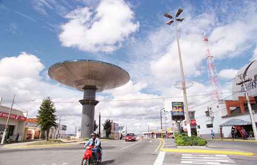 Praça Rio Branco, em Varginha (MG): reservatório em formato de nave faz referência aos mistérios da cidade