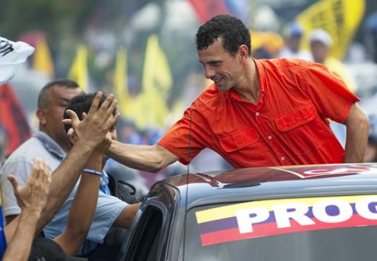 O opositor Henrique Capriles Radonski cumprimenta eleitores em Petare, bairro ao sul de Caracas