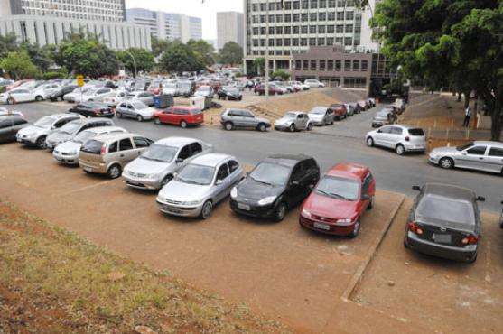 Cena comum na zona central da capital do país: para cumprir seus compromissos, os motoristas deixam os carros em qualquer lugar, alheios às ações dos órgãos de fiscalização