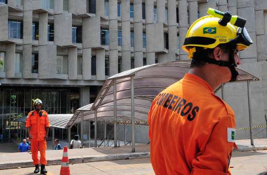 De acordo com os bombeiros, o incêndio foi de pequena proporção