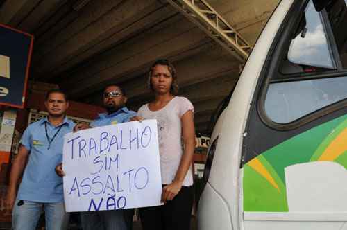 Rodoviários protestam, na Rodoviária de Planaltina, contra a insegurança no transporte público da cidade