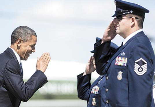 Presidente Obama saúda oficiais ao embarcar no Air Force One: postura menos arrogante e relação a hispânicos