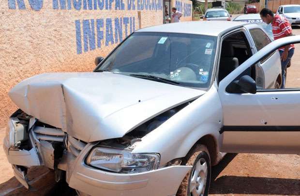 Carro da candidata a vereadora depois da ação dos criminosos