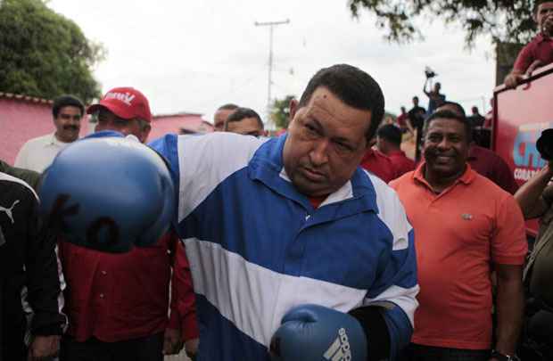 Hugo Chavez posa para foto com luvas de boxe em campanha na cidade de Acarigua