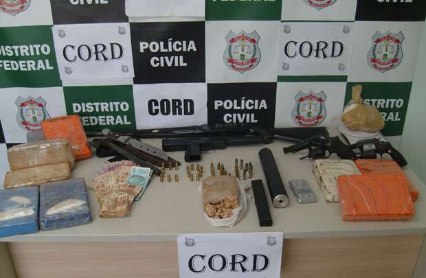 Drogas e armas apreendidas na operação