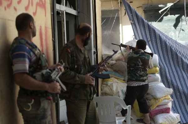 Combatentes rebeldes sírios em Salaheddine, bairro de Aleppo