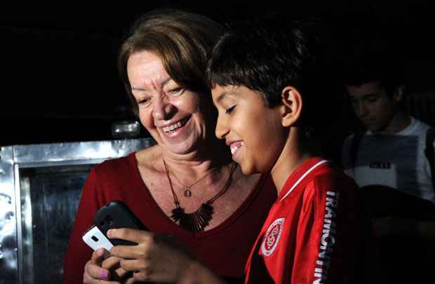 Rafael, de 13 anos, é quem salva a avó Maely, de 67, quando ela tem problemas para abrir e-mails ou navegar na internet pelo smartphone. 