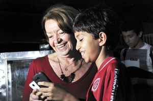 Rafael, de 13 anos, é quem salva a avó Maely, de 67, quando ela tem problemas para abrir e-mails ou navegar na internet pelo smartphone. 