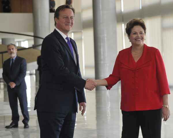 A presidente Dilma Rousseff recebe o primeiro-ministro do Reino Unido, David Cameron, no Palácio do Planalto