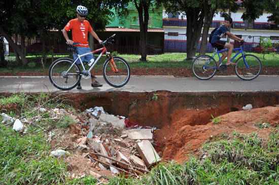 Ciclovia da quadra QNN 10, completamente deteriorada, traz riscos ao cliclista