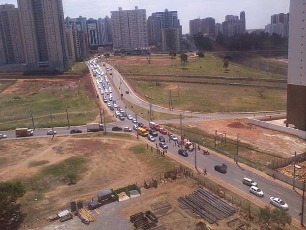 A falta de energia causou confusão no trânsito em várias partes do Distrito Federal. Em Águas Claras, o Corpo de Bombeiros informou que houve um capotamento na Avenida Araucárias. Informações preliminares indicam que pelo menos uma pessoa precisou ser socorrida