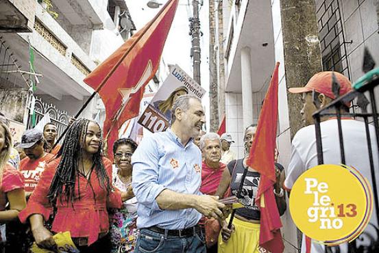 Em Salvador, o petista Nelson Pelegrino (a cima) ultrapassou o então favorito ACM Neto, mas os últimos levantamentos apontam empate técnico entre os dois