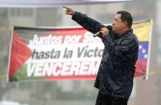 Hugo Chávez discursa na chuva