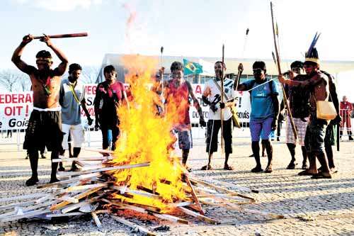 Em agosto, índios protestaram contra documento da AGU em frente ao Supremo Tribunal Federal