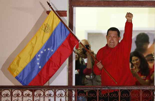 Hugo Chávez comemora a vitória no Palácio de Miraflores