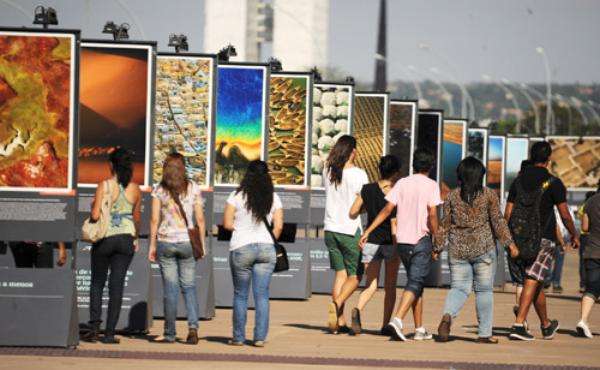 A exposição A terra vista do céu, na área externa do Museu Nacional, atraiu a atenção dos brasilienses