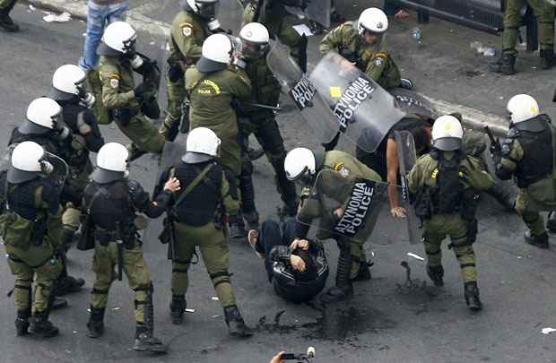 Policiais mobilizam alguns dos manifestantes