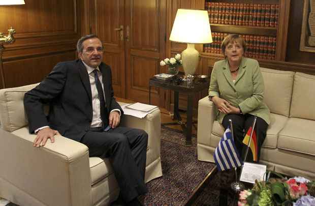 Primeiro-ministro da Grécia, Antonis Samaras, conversa com a chanceler alemã, Angela Merkel