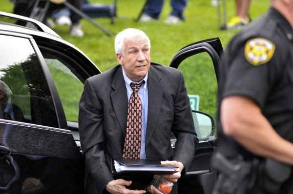 Jerry Sandusky, ex-técnico da equipe de futebol americano da Penn State, foi condenado por abuso sexual de menores durante período de 14 anos