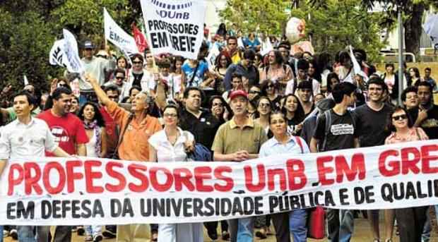 Mobilização de professores da UnB durante a greve : semestre letivo teve início apenas em 22 de outubro