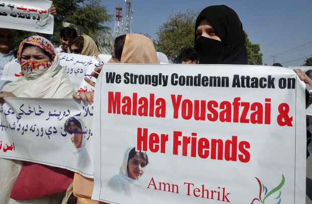 Manifestantes condenam ataque contra a jovem ativista: Malala Yusafzai, de apenas 14 anos, é conhecida por denunciar os atos de violência cometidos pelos talibãs, que incendeiam escolas para meninas e matam opositores