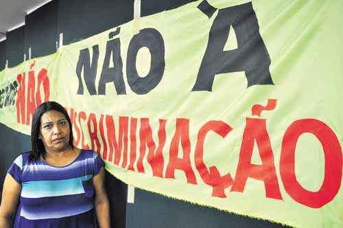 A secretária Sandra de Andrade diz ter engordado 20kg nos últimos 10 meses pela falta do medicamento