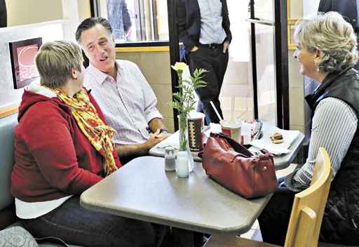 Romney faz campanha em fast-food de Cuayahoga Falls, que votou em massa com os democratas na eleição de 2008