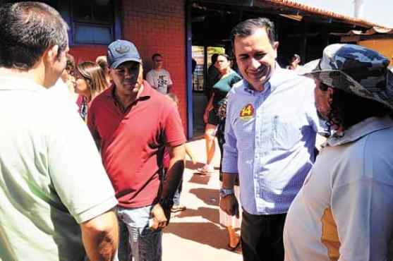 O prefeito eleito de Águas Lindas, Hildo do Candango (de blusa azul), contou com apoio declarado de políticos do DF: vitória sobre o maior adversário