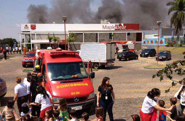 Bombeiros ajudam no combate ao incêndio do colégio