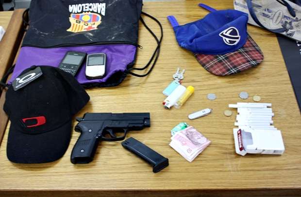 Com os menores foram encontrados celulares roubados e cigarros, além da arma de brinquedo