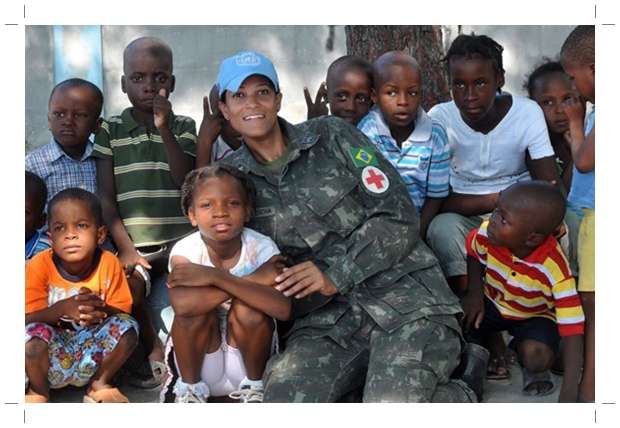 Voluntárias do Exército Brasileiro abrem mão do conforto de casa, da segurança e do convívio com a família para ajudar a reconstruir o Haiti. Elas enfrentam as duras regras da missão com a delicadeza e a sensibilidade típicas da mulher