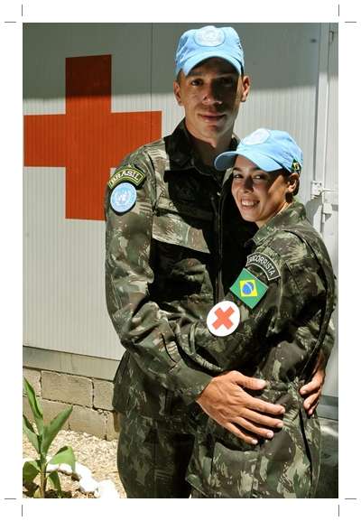 Voluntárias do Exército Brasileiro abrem mão do conforto de casa, da segurança e do convívio com a família para ajudar a reconstruir o Haiti. Elas enfrentam as duras regras da missão com a delicadeza e a sensibilidade típicas da mulher