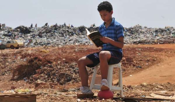 A história de um garoto que encontra um livro do filósofo alemão no Lixão da Estrutural podia ser muito bem a de André Bezerra, ator-mirim que surpreendeu a plateia no Festival de Brasília