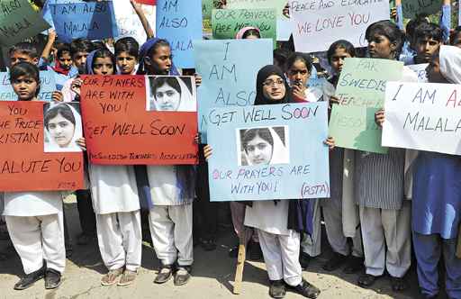 Estudantes paquistanes protestam em apoio a Malala, em Lahore