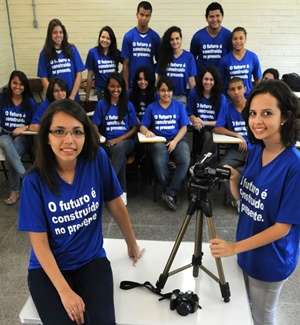 Anna Cléa, à direita, foi a idealizadora do Pró-futuro, que ajuda a preparar estudantes de escola pública do Guará para provas