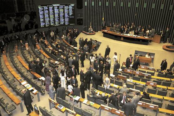 Deputados reunidos em plenário durante o 