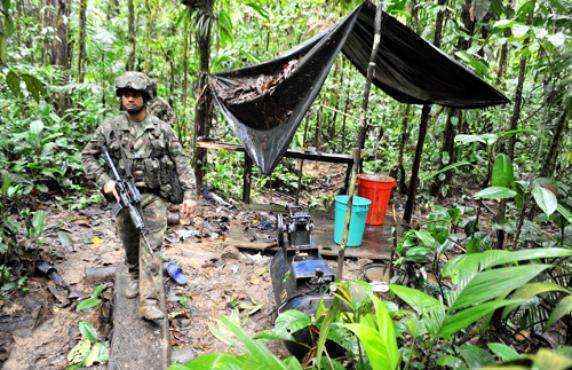 Soldado colombiano encontra tenda para refino da droga, no meio da floresta, no departamento do Valle del Cauca: comércio da droga é uma das principais fontes de receita das Farc