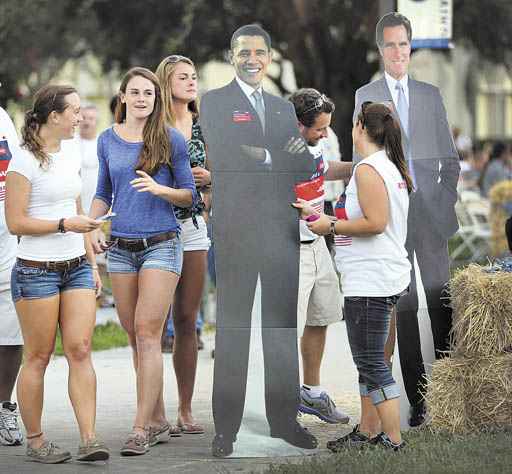 Toténs de papelão de Obama e de Romney são atração na Universidade Lynn, onde  ocorrerá o debate de hoje à noite: candidatos na ofensiva