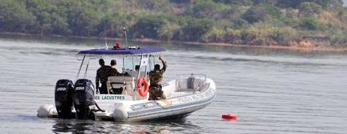 Polícia Militar Ambiental vistoria região onde barco afundou