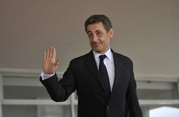 Sarkozy acena na entrada do Palácio