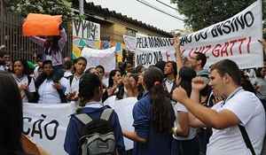 Estudantes protestam contra fechamento do ensino médio na Escola Municipal Luiz Gatti