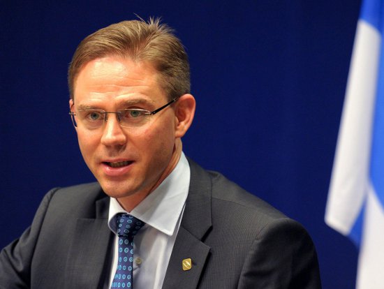 Jyrki Katainen, em campanha das eleições municipais em Turku, escapou de um agressor armado com uma faca.