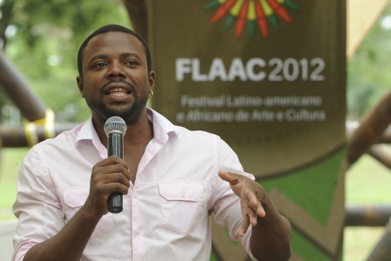 O ator Érico Brás faz palestra na Oca do Festival Latino-Americano e Africano de Arte e Cultura (Flaac 2012) e analisa o preconceito racial ainda presente em vários setores da sociedade brasileira