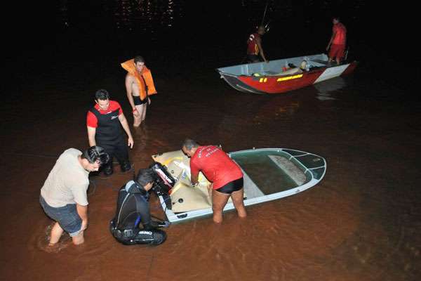 Cerca de 15 bombeiros iniciaram na noite desta segunda-feira (22/10) a operação para içamento da embarcação que naufragou no Lago Paranoá em frente ao Bay Park na noite desse domingo (21/10). Os três passageiros que estavam a bordo conseguiram se salvar