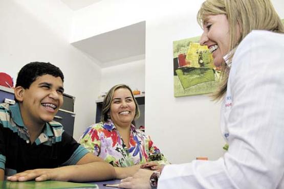 Thierry Vasconcelos, 13 anos, ao lado da mãe, Renilda, com a orientadora Francisca Rios: atenção na aula para estudar cada matéria