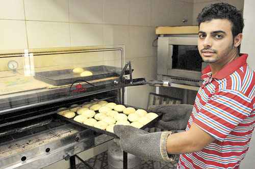 O padeiro Harrysson de Souza teve que aumentar o preço do pãozinho porque ligar o forno ficou mais caro