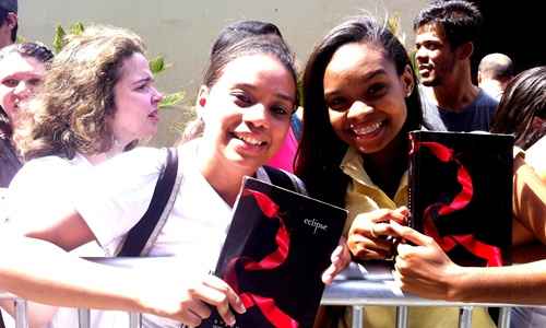 As amigas Amanda Batista e Ariel Andrezza estão entre as fãs que esperam o astro na porta do hotel no Rio de Janeiro