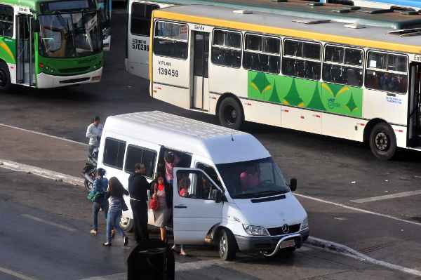 Condutores de transporte pirata aproveitam a grande circulação de pessoas na Rodoviária do Plano Piloto