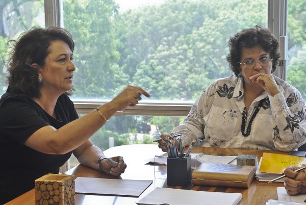 A ministra do Meio Ambiente, Izabella Teixeira, conversa com a senadora e presidenta da Confederação Nacional de Agricultura Kátia Abreu (PSD-TO) sobre o texto sancionado com veto pela presidenta Dilma Rousseff ao novo Código Florestal