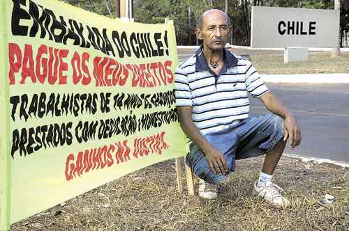 Carlos Pereira acampou em frente à Embaixada do Chile para receber os direitos por 14 anos de serviços